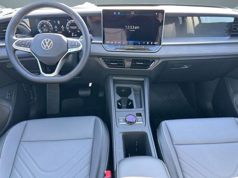 New 2026 Volkswagen Tiguan SE FWD image 4