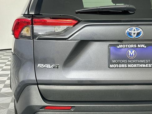 Used 2021 Toyota RAV4 LE image 23
