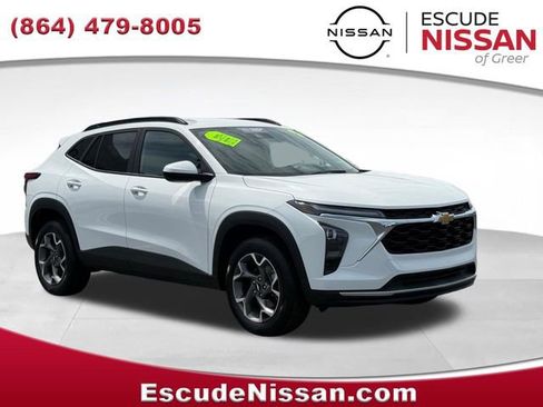 Used 2025 Chevrolet Trax LT FWD image 1