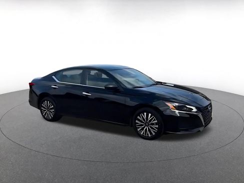 Used 2025 Nissan Altima 2.5 SV FWD image 2
