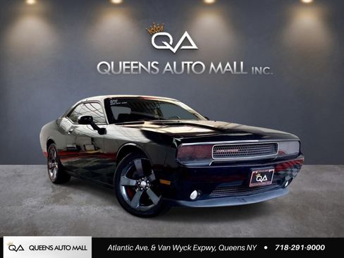 Used 2013 Dodge Challenger SXT RWD image 1
