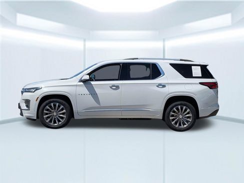 Used 2023 Chevrolet Traverse Premier FWD image 2