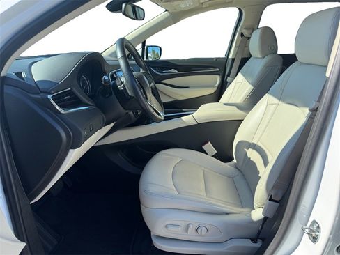 Used 2022 Buick Enclave Essence image 9