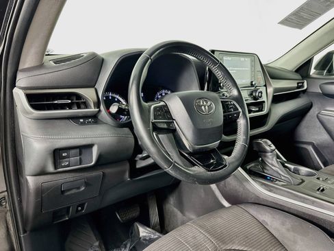 Used 2021 Toyota Highlander LE FWD image 9