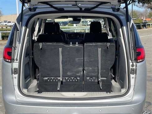 Used 2024 Chrysler Pacifica Touring-L image 29