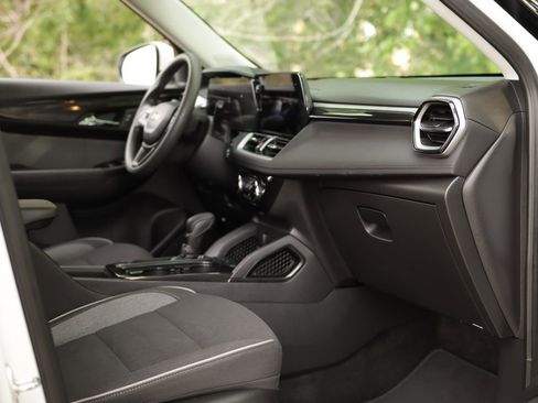 Used 2025 Chevrolet TrailBlazer LT FWD image 27