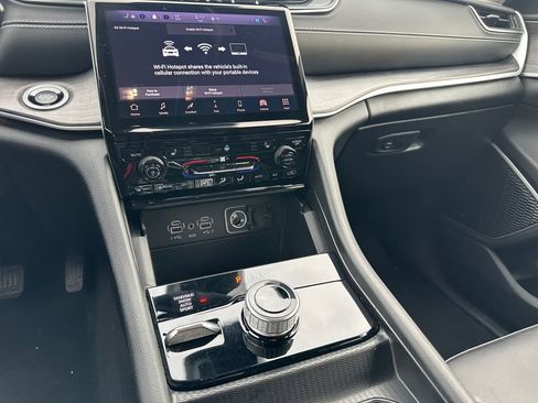 Used 2024 Jeep Grand Cherokee L Limited image 11