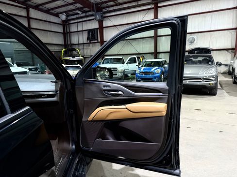 Used 2021 Cadillac Escalade ESV Premium Luxury w/ LPO, Illumination Package AWD/4WD image 24