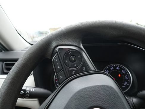 Used 2022 Toyota RAV4 XLE FWD image 25