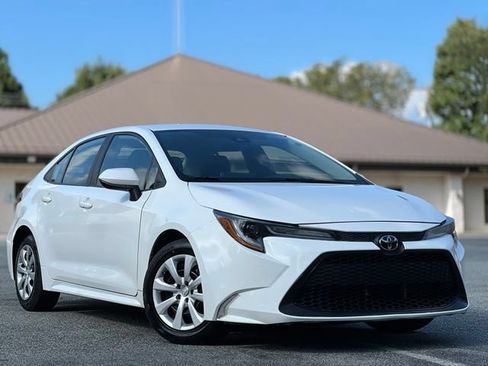 Used 2021 Toyota Corolla LE FWD image 3