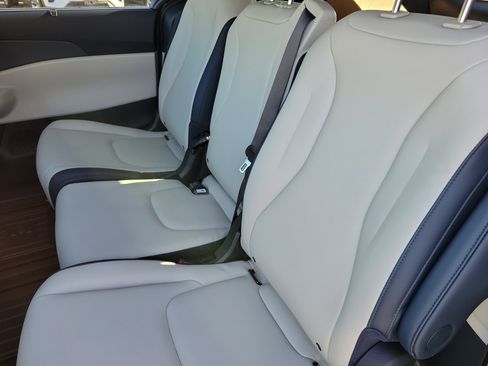 New 2026 Kia Carnival EX image 7