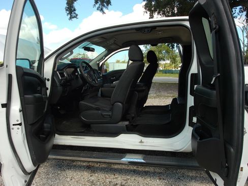 Used 2018 Nissan Titan SV AWD/4WD image 10