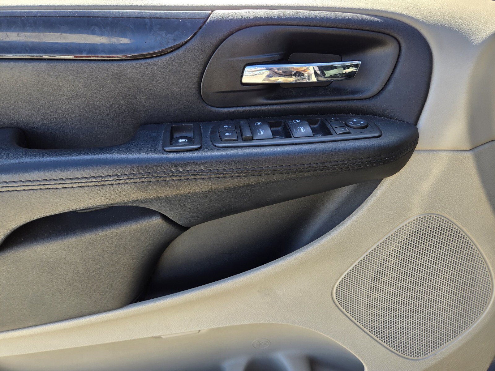 Used 2016 Dodge Grand Caravan SXT w/ UConnect Hands-Free Group FWD image 15