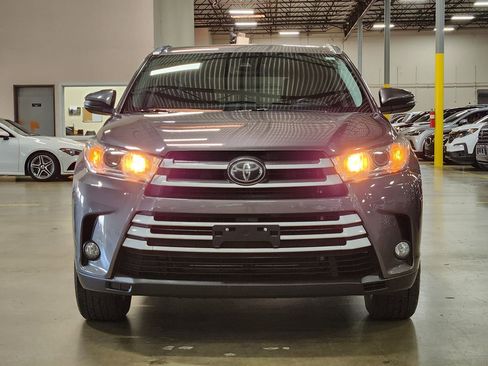 Used 2019 Toyota Highlander XLE FWD image 2