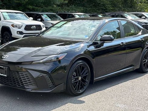 Used 2025 Toyota Camry SE w/ Convenience Package FWD image 2