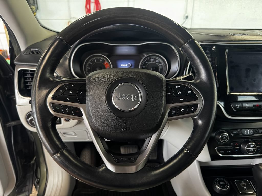Used 2019 Jeep Cherokee Overland w/ Technology Group AWD/4WD image 15