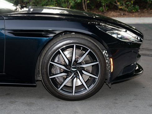 Used 2020 Aston Martin DB11 Coupe image 23