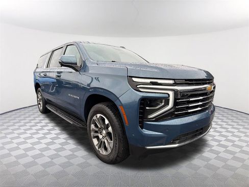 Used 2025 Chevrolet Suburban LT w/ Comfort Package image 3
