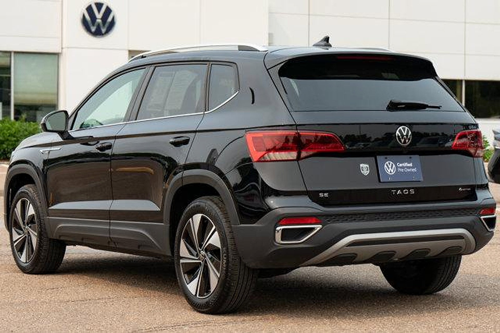 Certified 2024 Volkswagen Taos SE w/ Panoramic Sunroof Package AWD/4WD image 4