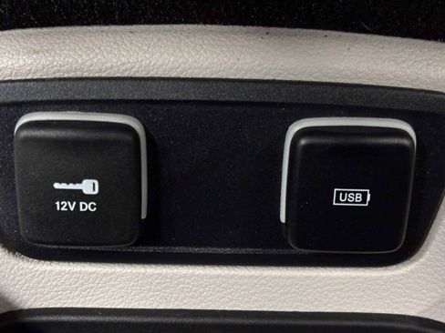 Used 2020 Chrysler Pacifica Touring-L FWD image 29