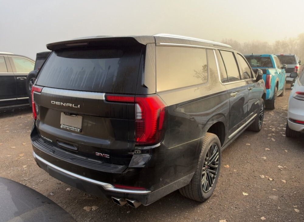 Used 2025 GMC Yukon XL Denali w/ Denali Reserve Package AWD/4WD image 3
