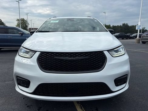 Used 2024 Chrysler Pacifica Touring-L w/ S Appearance Package AWD/4WD image 3