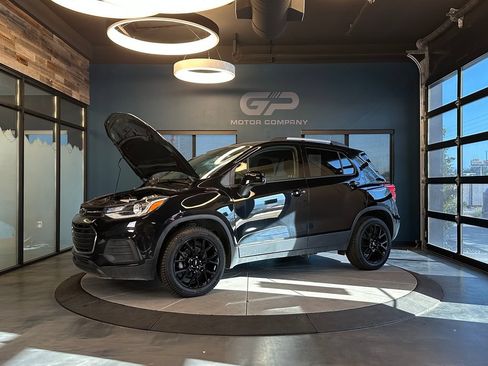 Used 2022 Chevrolet Trax LT w/ Midnight Edition AWD/4WD image 24