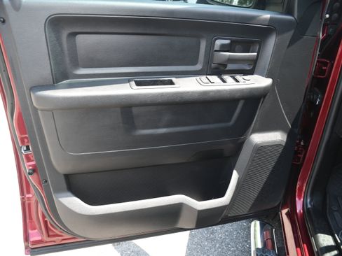 Used 2017 RAM 1500 Express RWD image 9