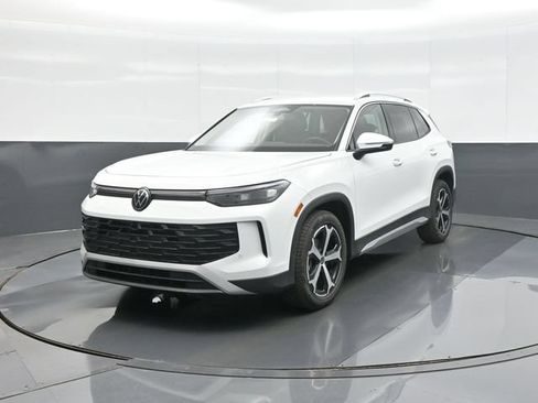 New 2026 Volkswagen Tiguan SE FWD image 3