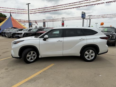 Used 2025 Toyota Highlander LE FWD image 12