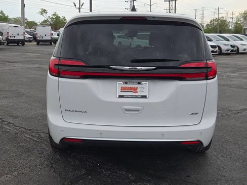 Used 2024 Chrysler Pacifica Touring-L AWD/4WD image 15