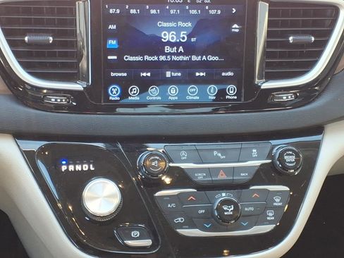 Used 2017 Chrysler Pacifica Touring-L FWD image 6