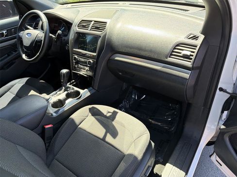 Used 2018 Ford Explorer XLT w/ Equipment Group 201A AWD/4WD image 13
