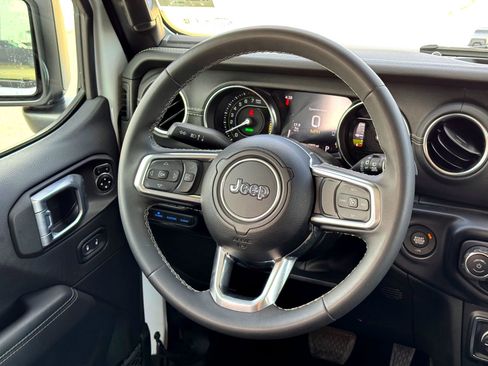 Used 2023 Jeep Wrangler Unlimited Sahara image 23