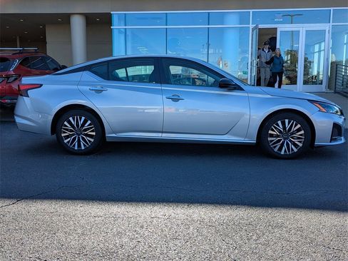 Used 2024 Nissan Altima 2.5 SV image 3