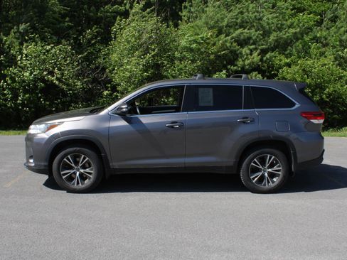 Used 2019 Toyota Highlander LE AWD/4WD image 5
