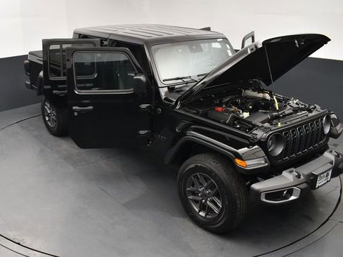 Used 2024 Jeep Gladiator Sport image 25