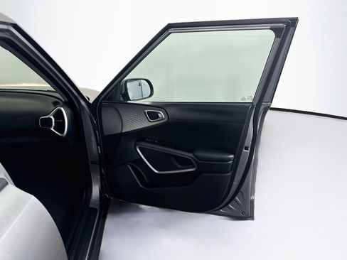 Used 2025 Kia Soul LX w/ LX Technology Package FWD image 31