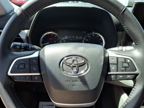 Used 2025 Toyota Highlander LE FWD image 25