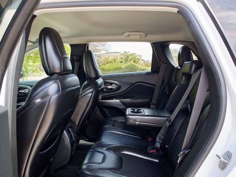 Used 2019 Jeep Cherokee Latitude Plus image 28