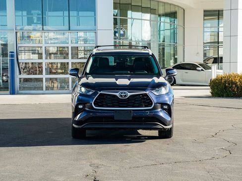 Used 2022 Toyota Highlander XLE image 2