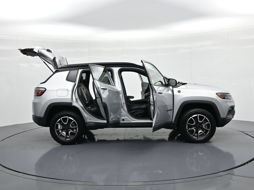Used 2025 Jeep Compass Trailhawk AWD/4WD image 24