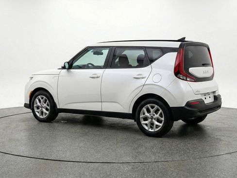 Used 2025 Kia Soul LX w/ LX Technology Package FWD image 6