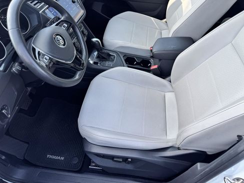 Used 2020 Volkswagen Tiguan SE w/ Panoramic Sunroof Package FWD image 39