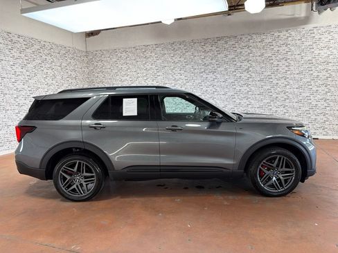Used 2025 Ford Explorer ST-Line w/ ST-Line Street Pack AWD/4WD image 8