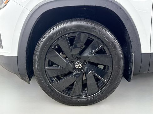 Certified 2024 Volkswagen Atlas Cross Sport SE w/ Panoramic Sunroof Package AWD/4WD image 29
