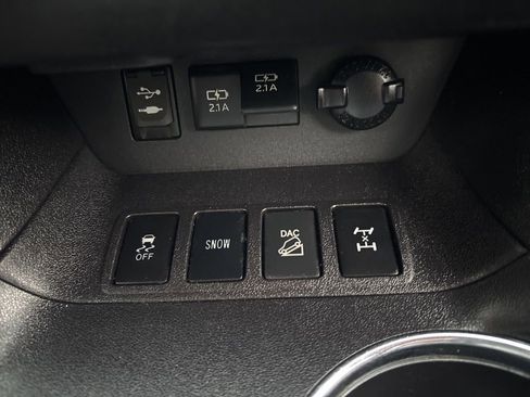 Used 2018 Toyota Highlander SE image 19