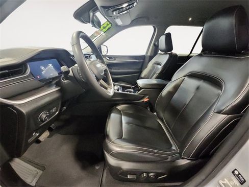 Used 2023 Jeep Grand Cherokee Limited image 9