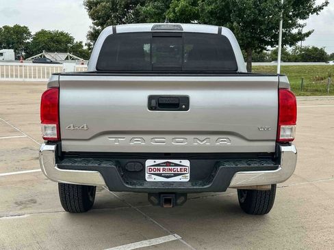 Used 2017 Toyota Tacoma SR5 AWD/4WD image 4