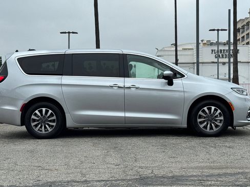 Used 2023 Chrysler Pacifica Touring-L FWD image 3